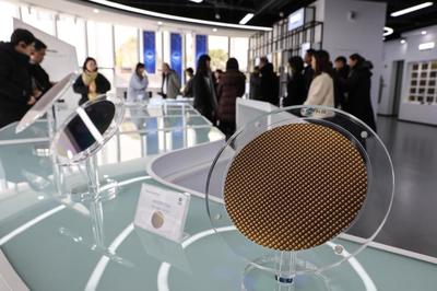 江蘇宏微科技股份的產品陳列室里人頭濟濟(2023年12月20日攝)。新華每日電訊記者 楊磊 攝